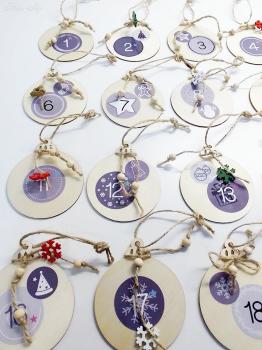 24 Weihnachtskugeln mit Zahlen und Holzdekor